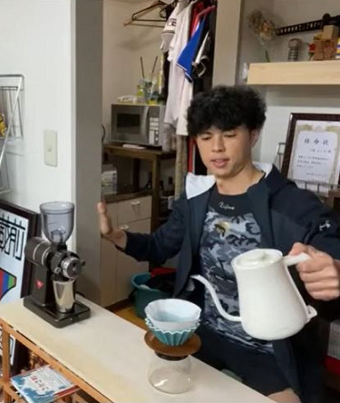 コーヒーを淹れる小島よしお