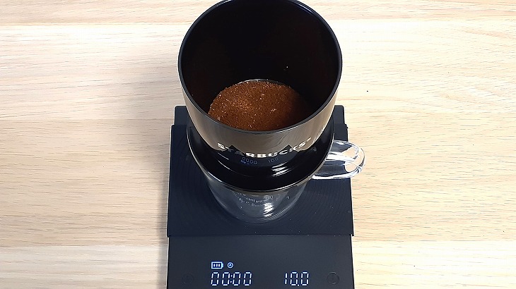 ソロフィルターにコーヒーを10gセットする