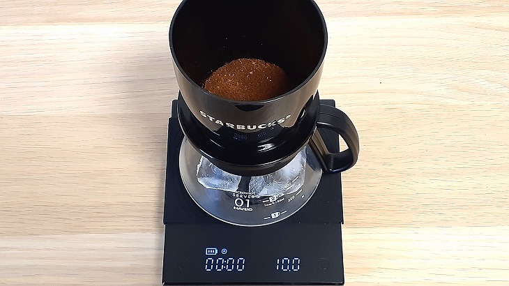 ソロフィルターにコーヒーを10ｇセットする