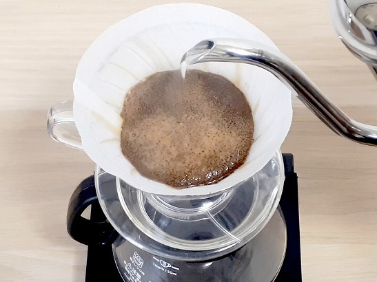 コーヒーの粉全体が湿るように注ぎ、蒸らし工程をしている様子